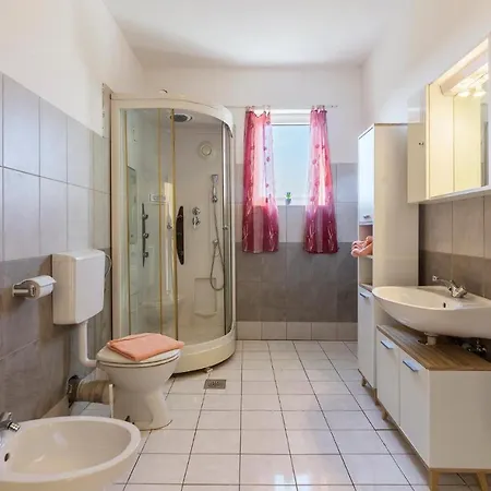 Awesome Apartment In Pula With 2 Bedrooms And Wifi Apartmán