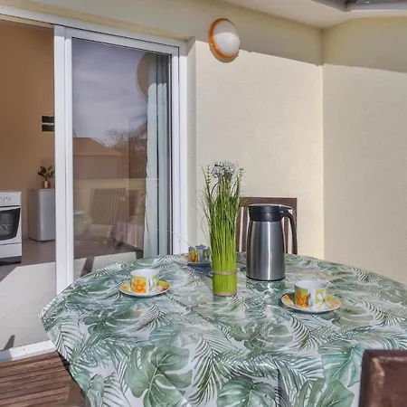 Apartmán Awesome Apartment In Pula With 2 Bedrooms And Wifi *