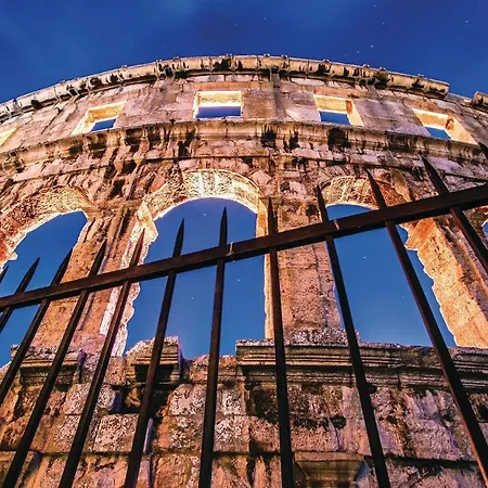 Awesome Apartment In Pula With 2 Bedrooms And Wifi Apartmán